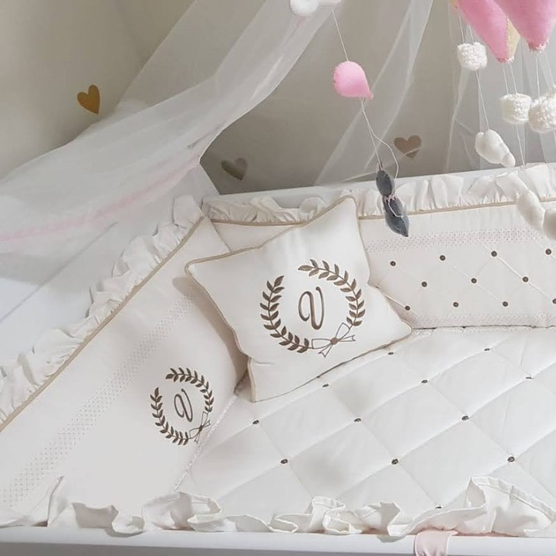 set de cuna clasico protectores para niña bebe personalizado en blanco y dorado 2 en lima Perú