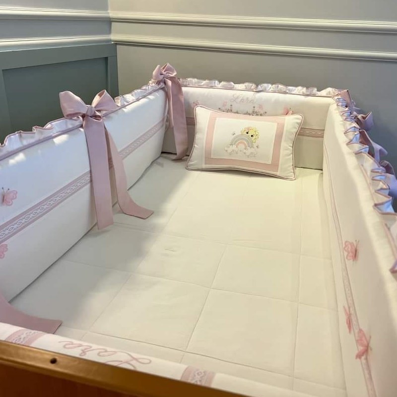 set de cuna en blanco rosa con protectores clasicos en lima Peru