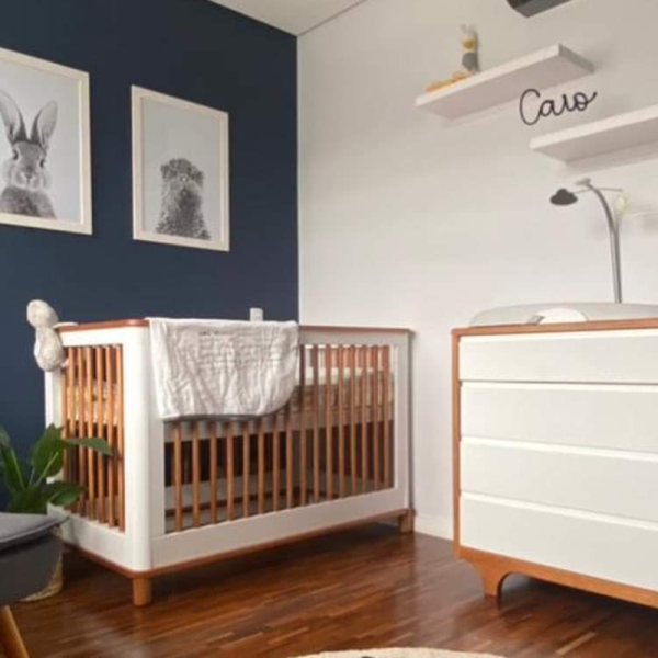 Cuna evolutiva Tiffany 3 en 1 en color blanco y madera natural, con detalles en azul.