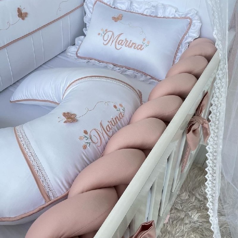 set de cuna con protector trenzado en blanco y palo rosa personalizado en Lima Perú