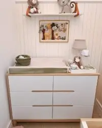 Cómoda blanca de bebé de madera pino con cajones espaciosos y tiradores de colores contrastantes. Diseño moderno y minimalista