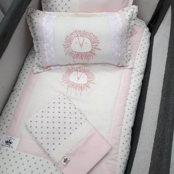 set de cuna para nido colecho para niña en blanco rosado gris con un leo bordado de venta en Lima Perú