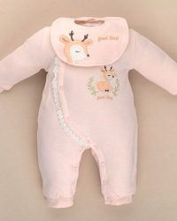 Set de enterizos de algodón acolchado unicolor para bebé (0-6 meses) en blanco y rosa pastel, con un delicado bordado de venado durmiendo y la frase 'Good Day', incluye babero a juego.