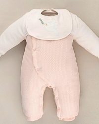 Enterizo de algodón acolchado para bebé niña (0-6 meses) en rosa pálido, con babero blanco bordado con flores y paloma en tonos pastel y detalles de volantes en el cuello, ideal para el invierno