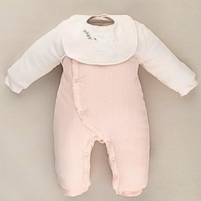 Enterizo de algodón acolchado para bebé niña (0-6 meses) en rosa pálido, con babero blanco bordado con flores y paloma en tonos pastel y detalles de volantes en el cuello, ideal para el invierno
