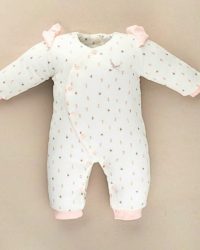 Calidad que Resiste el Ritmo de la Vida Moderna en Perú Confeccionadas con materiales duraderos y fáciles de limpiar, nuestras pañaleras están diseñadas para resistir el uso diario en el clima y las actividades de Perú. Las costuras reforzadas y los cierres de calidad aseguran que tu bolso mantenga su forma y funcionalidad por mucho tiempo, brindándote una calidad en la que puedes confiar.