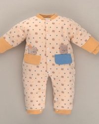 Set de tres enterizos de algodón acolchado para bebé (9-24 meses) en color crema con pequeños lunares, mangas y bolsillos contrastantes en naranja, azul y verde, y un bordado de oso en el pecho