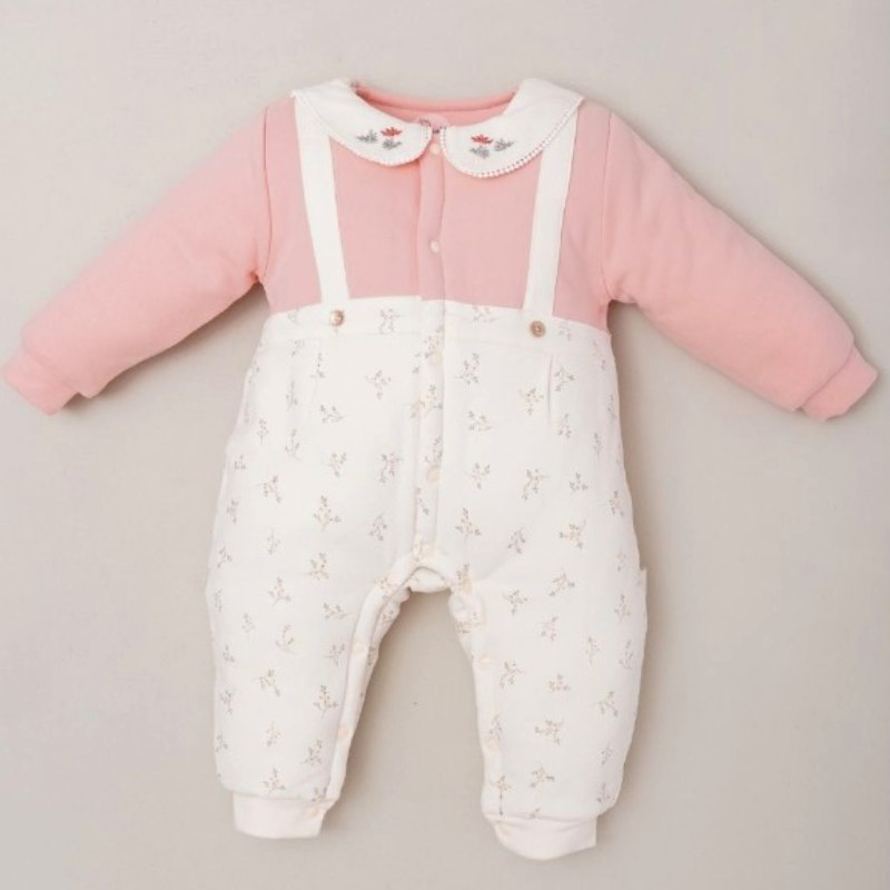 enterizos de algodón acolchado para bebé 9 24 meses con parte superior en rosa pastel y verde menta, y parte inferior blanca/crema con patrón de puntos, simulando tirantes con botones y un cuello blanco bordado con flores, ideal para el invierno de Perú