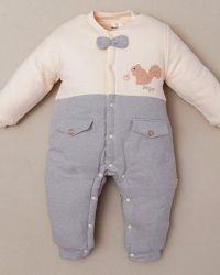 Enterizo algodón acolchado para bebé (9-24 meses), diseño bicolor con parte superior crema_blanca y parte inferior gris o rosa pálido, con bordado de ardilla y lazo en el cuello, mostrando calidez