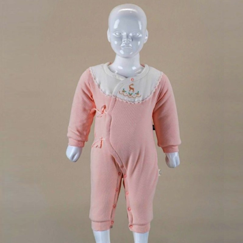 enterizos de algodón acolchado para bebé niña (0-6 meses) en color rosa pálido, con cuello blanco festoneado y delicados bordados, mostrando suavidad y calidez 3