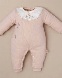 enterizos de algodón acolchado para bebé niña (0-6 meses) en color rosa pálido, con cuello blanco festoneado y delicados bordados, mostrando suavidad y calidez